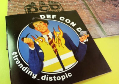 Diseño disco Def Con Dos Trending Distopic Rojo Pistacho 5