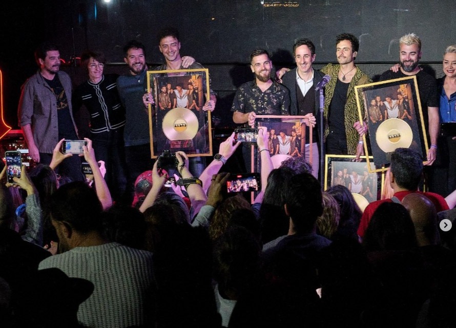 Este pasado martes 28•02 la Shinova presentó en directo algunas de las canciones de su nuevo álbum en la sala Copérnico de Madrid.</p>
<p>También recibieron una gran noticia y es que su canción ‘La sonrisa intacta’ es Disco de Oro, lo que significa que ha vendido más de 20 mil copias!!</p>
<p>En Rojo Pistacho, diseñamos, imprimimos y enmarcamos el merecido premio, entregado por @warnermusicspain</p>
<p>#premiosmusica #premiosoro #musica #diseñografico #diseño #design